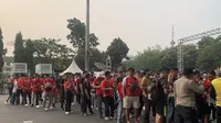 Suporter Timnas Indonesia mulai memadati area Stadion Utama Gelora Bung Karno guna menyaksikan laga Skuad Garuda melawan Brunei Darussalam di Kualifikasi Piala Dunia 2026, Kamis (12/10/2023). (Liputan6.com/Melinda Indrasari)
