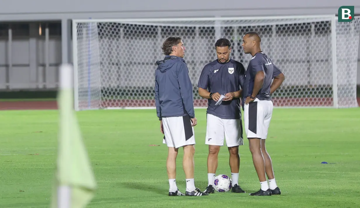 Sang pelatih, Patrick Kluivert pun berbicara mengenai kemungkinan untuk mencadangkan Maarten Paes dan memberikan kesempatan kepada Emil Audero Mulyadi saat melawan Bahrain nanti. (Bola.com/M Iqbal Ichsan)