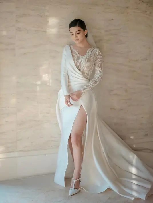 Anggun, gaun pengantin satu ini juga dapat dijadikan inspirasi busana pesta yang out of the box dengan detail one shoulder long sleeves kombinasi dua fabrics seperti Greek goddess-style dengan restrained elegance. (Instagram/hiantjen)