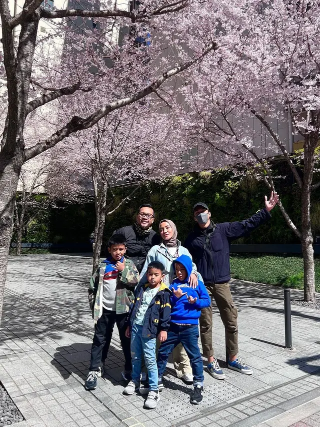 Enno Lerian dan keluarga liburan di Jepang