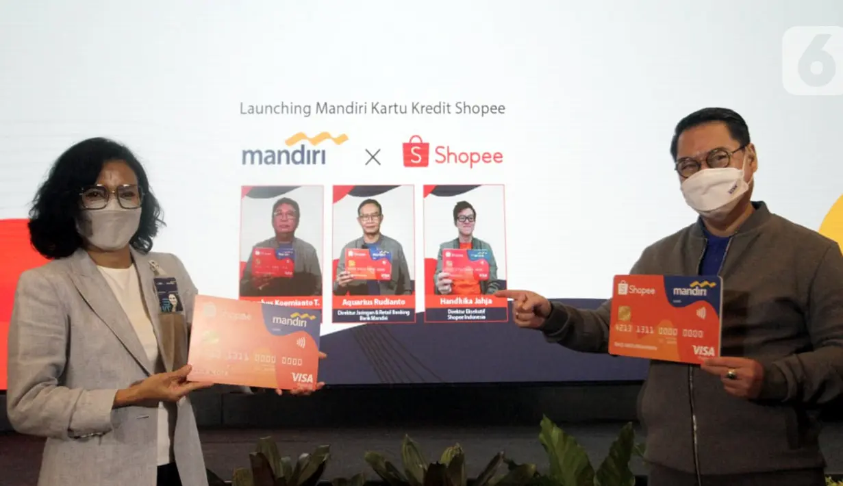 SVP Credit Cards Bank Mandiri Lila Noya (kiri) dan Presdir Visa Worldwide Indonesia Riko Abdurrahman (kanan) menunjukan mock up Mandiri Kartu Kredit Shopee di Jakarta, Rabu (17/3/2021). Kerjasama tersebut diharapkan dapat meningkatkan animo masyarakat untuk berbelanja. (Liputan6.com/Pool/PR)