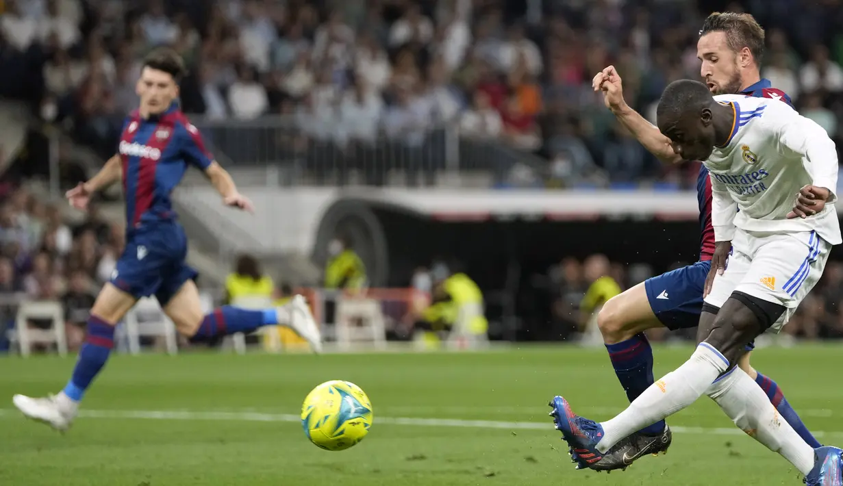 Pemain Real Madrid Ferland Mendy mencetak gol ke gawang Levante pada pertandingan sepak bola La Liga Spanyol di Stadion Santiago Bernabeu, Madrid, 12 Mei 2022. Real Madrid menang 6-0. (AP Photo/Manu Fernandez)