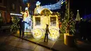 Foto yang diabadikan pada 5 Desember 2020 ini menunjukkan sejumlah instalasi Natal yang diterangi lampu di Warsawa, Polandia. Dinyalakannya lampu pohon Natal besar di Castle Square di Warsawa pada Sabtu (5/12) menandai pembukaan resmi musim Natal di Polandia. (Xinhua/Jaap Arriens)