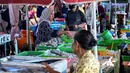 Diketahui, pada 2024, produksi perikanan di Bali didominasi hasil laut dengan total mencapai lebih dari 127 ribu ton, didominasi komoditas tuna dan cakalang. Tampak dalam foto, pedagang menjual ikan di pasar di pantai Kedonganan dekat Denpasar, Bali, pada Jumat 10 April 2026. (SONNY TUMBELAKA/AFP)