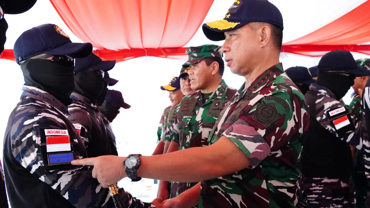 Panglima TNI Jenderal TNI Agus Subiyanto memberikan penghargaan dan Kenaikan Pangkat Luar Biasa (KPLB) kepada prajurit TNI Angkatan Laut yang berjasa menggagalkan penyelundupan lebih dari 2 ton narkoba di wilayah Kepulauan Riau.