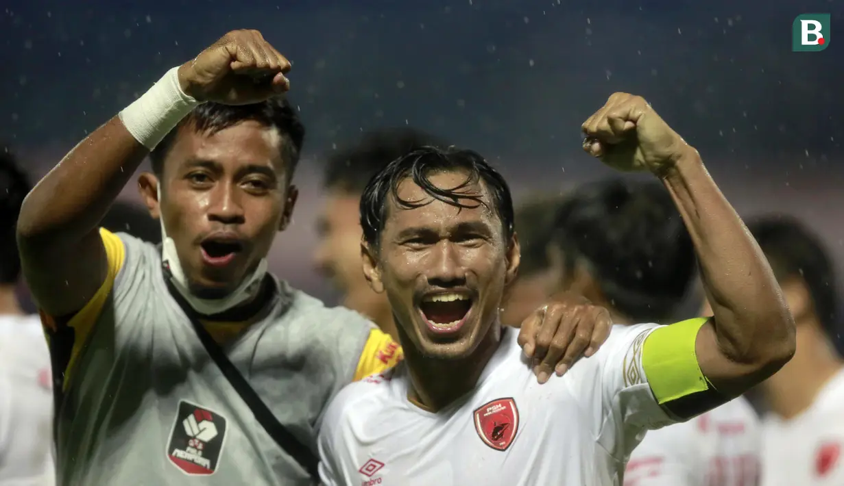 Kapten tim PSM Makassar, Zulkifli Syukur (kanan) pun terlihat gembira usai timnya berhasil untuk maju ke babak semifinal. (Foto: Bola.com/Arief Bagus)