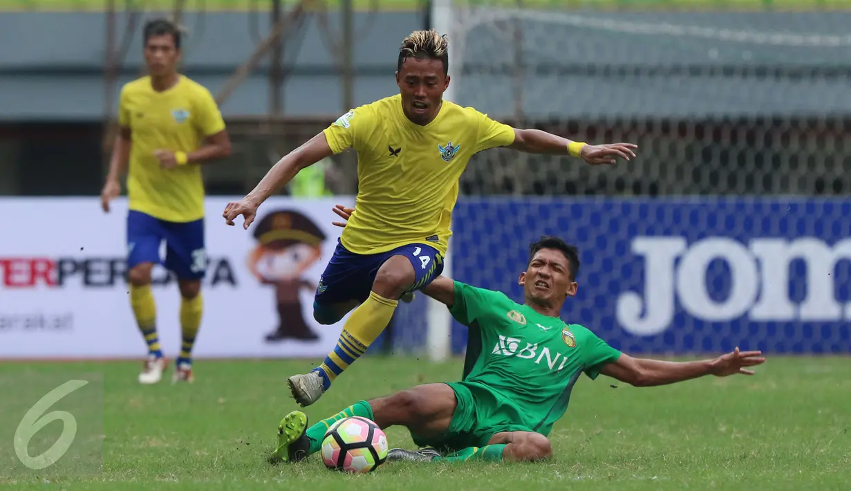 Penyerang Persegres Gresik United Kushedya Hari Yudo (tengah) menghindari tekel pemain Bhayangkara FC pada lanjutan Liga 1 di Stadion Patriot Candrabhaga, Bekasi, Minggu (7/5). Bhayangkara FC unggul 2-1. (Liputan6.com/Helmi Fithriansyah)