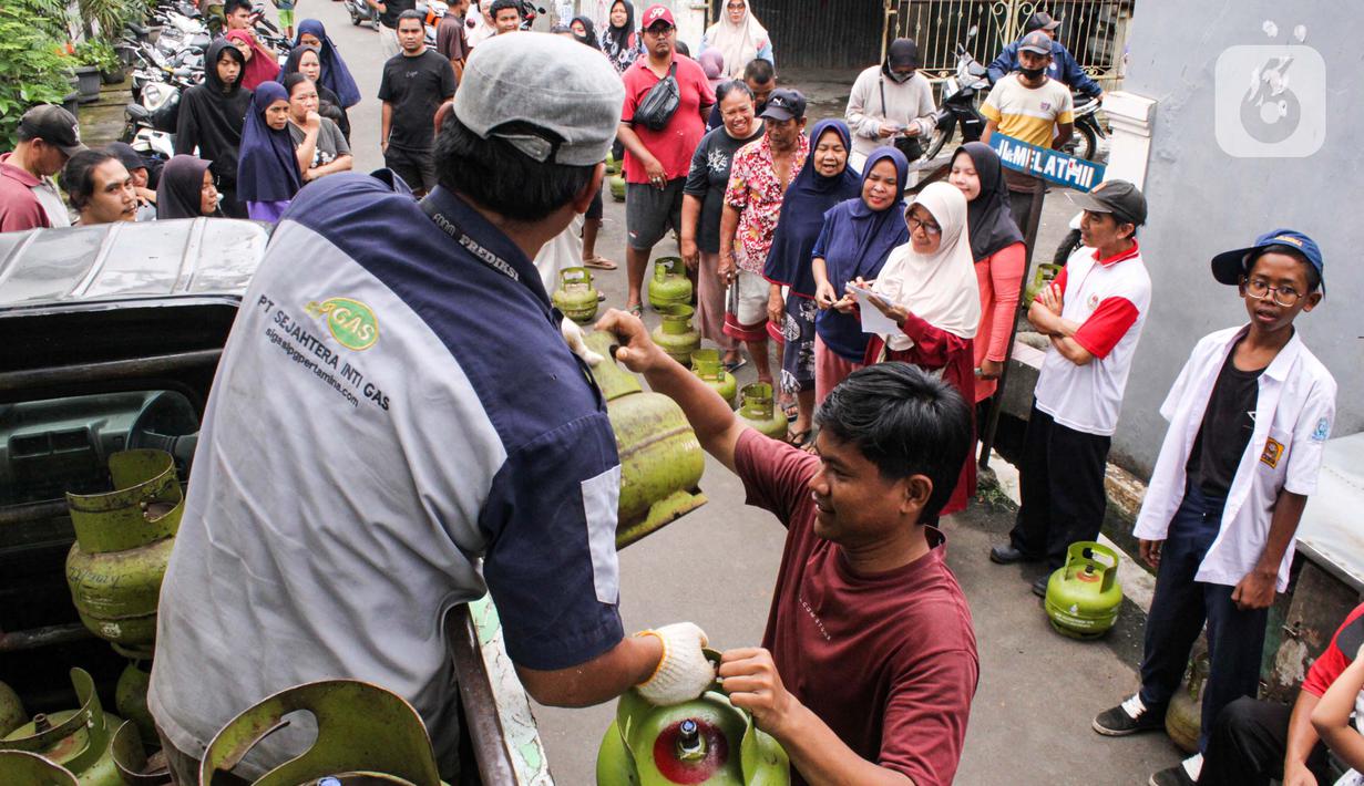 Sejumlah warga mengantre untuk membeli gas dari salah satu suplier di Jalan Melati 3, Kecamatan Benda Baru, Tangerang Selatan, Banten, Senin (3/2/2025). (Magang/Liputan6.com/Muhammad Rizal)