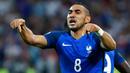 Gelandang Prancis, Dimitri Payet melakukan selebrasi usai mencetak gol kegawang Albania pada pertandingan Grup A Piala Eropa 2016 Stade Velodrome, Marseille, Prancis, Kamis (16/6). Prancis menang atas Albania dengan skor 2-0. (REUTERS/Eddie Keogh)