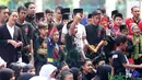 Para Pendekar Cilik Betawi saat menyaksikan gerakan Silat Betawi di Kawasan Senayan, Jakarta, Minggu (8/11/2015). Kegiatan ini merupakan  bagian dari Silahturahmi Main Pukul Betawi. (Bola.com/Nicklas Hanoatubun)
