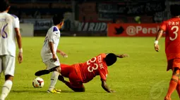 Kericuhan berawal dari dijatuhkannya pemain Persija, Victor Pae oleh Rendi Irawan di area pertahanan Persik Kediri saat berlaga di stadion GBK, (30/5/2014). (Liputan6.com/Helmi Fithriansyah)