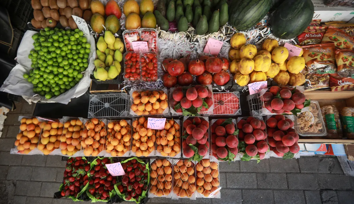 Penampakan buah yang dijual di sebuah pasar di Ibu Kota Damaskus, Suriah, Minggu (19/5/2019). Warga Suriah harus harus berhemat selama Ramadan lantaran taraf kehidupan mereka yang menyusut jauh. (Louai Beshara/AFP)