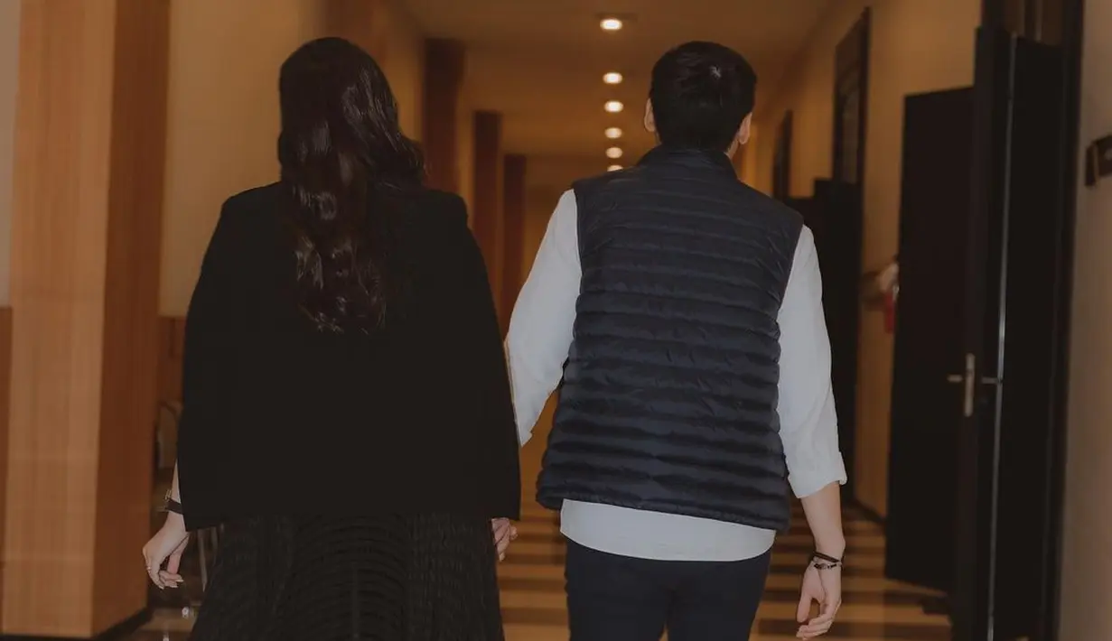 <p>Chelsea Islan dan suaminya Rob Clinton. [Foto: Instagram/robclintonkardinal]</p>