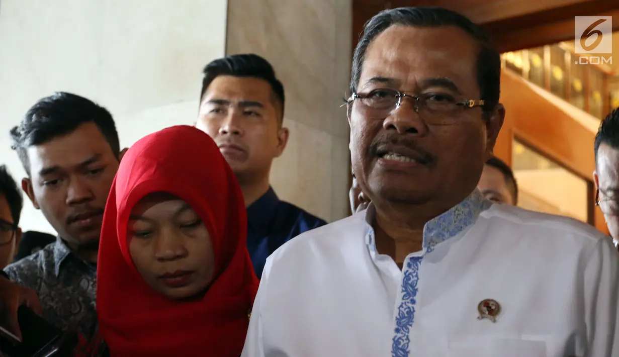 Jaksa Agung HM Prasetyo (kanan) memberikan keterangan kepada wartawan seusai menerima kedatangan terpidana kasus pelanggaran UU ITE, Baiq Nuril di gedung Kejaksaan Agung, Jakarta, Jumat (12/7/2019). Kedatangan Baiq Nuril itu untuk mengajukan penangguhan eksekusi. (Liputan6.com/Johan Tallo)