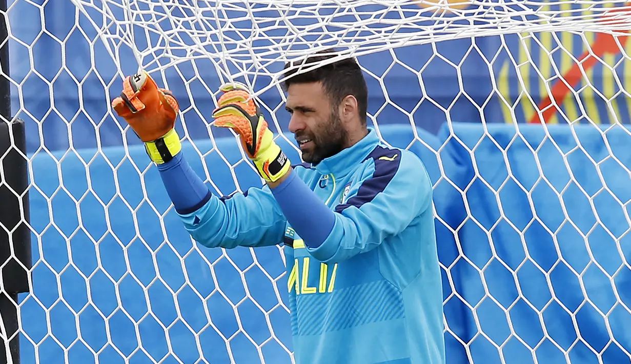 6. Salvatore Sirigu. Memiliki Caps sebanyak 24. Debutnya di level senior pada 10 Agustus 2010 saat partai persahabatan melawan Pantai Gading. Terpilih sebagai kiper ketiga dalam gelaran EURO 2012. Tampil sebagai starter dalam laga pembuka PD 2014 saat Buffon cedera. (AP/Antonio Calanni)