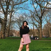 Di sela-sela kesibukannya, ternyata Shaloom Razade ini kerap menghabiskan waktu liburan bersama keluarga dan sahabatnya. Kali ini penampilannya pun tampak memukau. Shalom memadukan sweater hitam dan rok motif kotak-kotak. (Liputan6.com/IG/@sharazaaa)