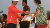 Direktur Legal & Corporate Affairs PT Nestlé Indonesia Debora R. Tjandrakusuma (kanan) saat menerima penghargaan dari Menpora di Haornas 2017 (istimewa)
