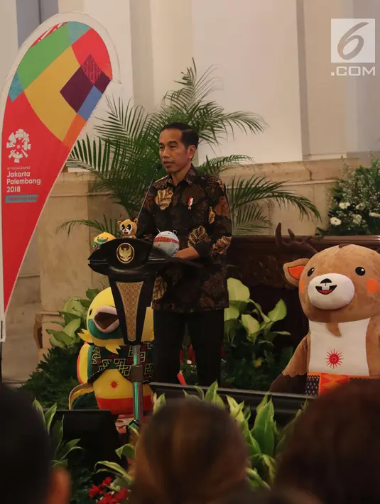 Presiden Joko Widodo memberi sambutan saat promosi Asian Games 2018 di Istana Negara, Jakarta, Selasa (5/6). Jokowi mengatakan sebentar lagi kita akan mempunyai perhelatan besar Asian Games yang ke-18. (Liputan6.com/Angga Yuniar)