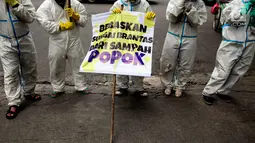 Aktivis Lingkungan membawa spanduk saat unjuk rasa di Kementerian PUPR, Jakarta, Jumat (19/1). Aksi dilakukan sebagai bentuk keprihatinan karena tercemarnya sungai di Jawa Timur terutama Sungai Berantas oleh limbah Popok Bayi. (Liputan6.com/Johan Tallo)
