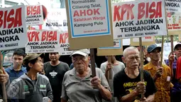 Massa yang tergabung dalam Gerakan Lawan Ahok melakukan aksi unjuk rasa di depan Gedung KPK, Jakarta, Senin (7/12). Aksi tersebut mendesak agar KPK mengusut pembelian lahan RS Sumber Waras yang melibatkan Ahok. (Liputan6.com/Helmi Afandi)