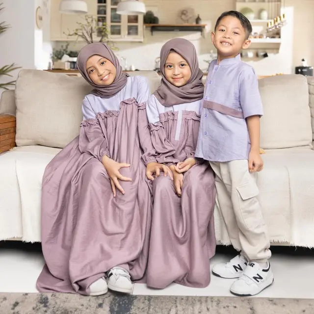 6 Gaya Anak Artis jadi Model Brand Fashion Koleksi Ramadan & Lebaran, Mikhayla Bakrie hingga Ameena