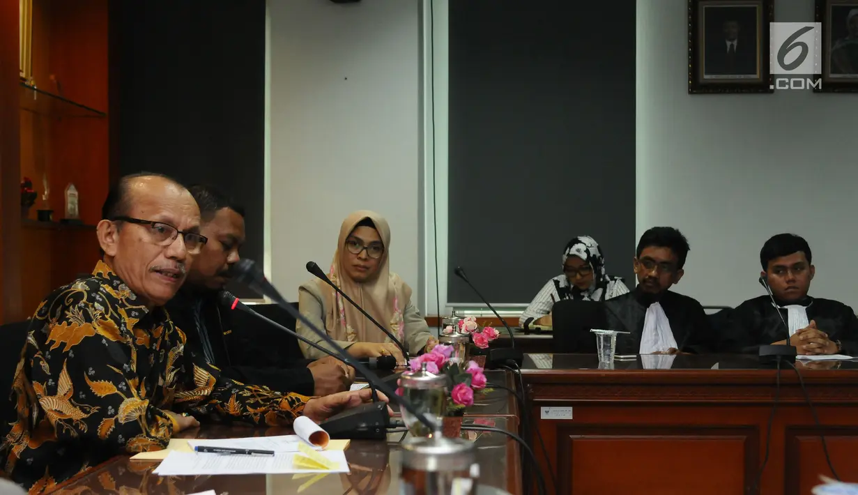 Pimpinan Komisi Yudisial, Maradaman Harahap (kiri) menjawab pertanyaan Aliansi Advokat Muda Indonesia di Jakarta, Kamis (18/5). AAMI melakukan audiensi dan memberikan dukungan moril kepada KY. (Liputan6.com/Helmi Fithriansyah)