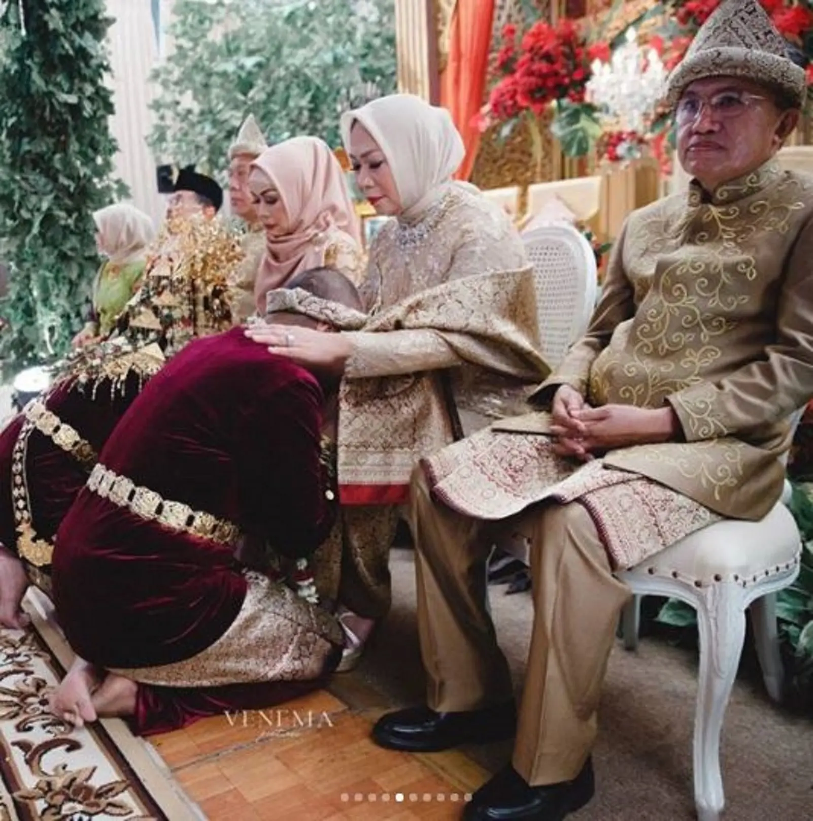 Tistha Nurma dan Afifuddin Kalla melakukan sungkeman usai akad nikah (Instagaram/@tityhatta)