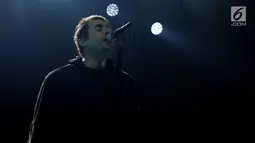 Mantan vokalis Oasis Liam Gallagher saat membawakan lagu dalam konser musik Liam Gallagher of OASIS - World Tour 2018 di Ecovention Hall Ancol, Jakarta, Minggu (14/1). Ini merupakan konser pertamanya di Indonesia. (Liputan6.com/Johan Tallo)