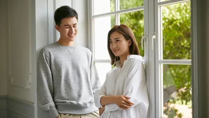 perempuan dan pasangan oktober bahagia berdua