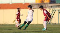 Timnas Indonesia Putri menjalani seleksi di lapangan Jenggolo, Sidoarjo, Jumat (24/5/2019). (Bola.com/Zaidan Nazarul)