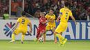 Pemain Persija Jakarta, Riko Simanjuntak berusaha melewati kepungan para pemain Song Lam Nghe An FC pada laga Piala AFC 2018 di Stadion Utama GBK, Senayan, Jakarta, (13/3/2018). Persija Jakarta menang 1-0. (Bola.com/Nick Hanoatubun)