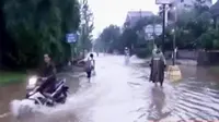 VIDEO: Tanggul Irigasi Jebol dan Merendam Perumahan di Bogor