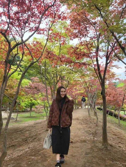 <p>Ayu Ting Ting tengah menikmati momen liburan bersama keluarga di Korea Selatan, [Foto: IG/ayutingting92].</p>