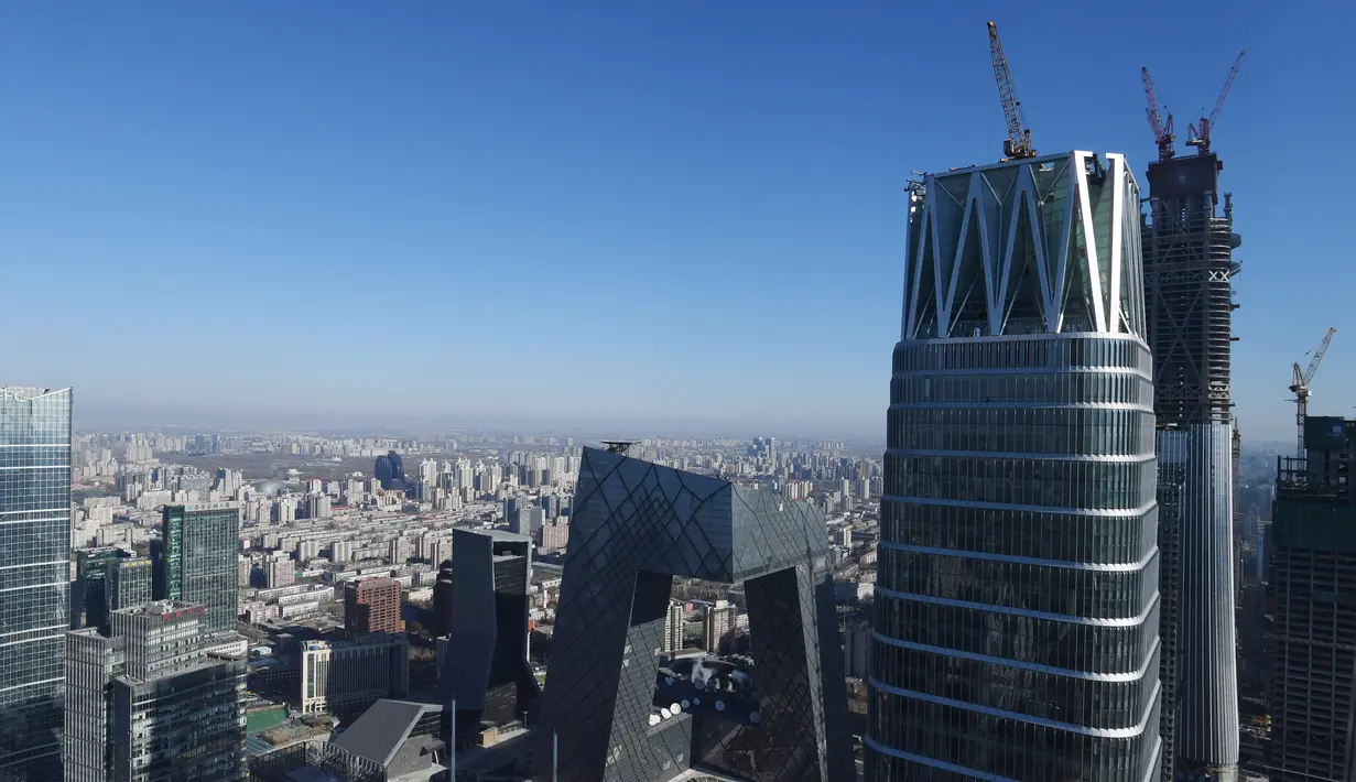 Pemandangan gedung pencakar langit yang terlihat cerah di Beijing, Tiongkok (23/12). Kabut asap berangsur baik setelah angin kencang membantu mengembalikan udara Beijing yang sebelumnya diselimuti polusi selama hampir seminggu itu. (AFP/Greg Baker)