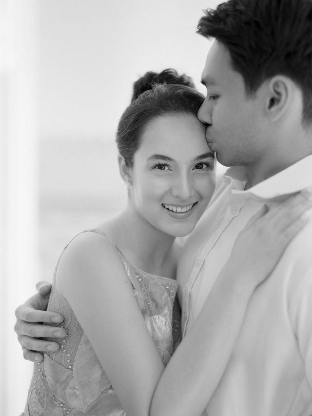 Ini 7 Potret Prewedding Monokrom Chelsea Islan dan Rob Clinton