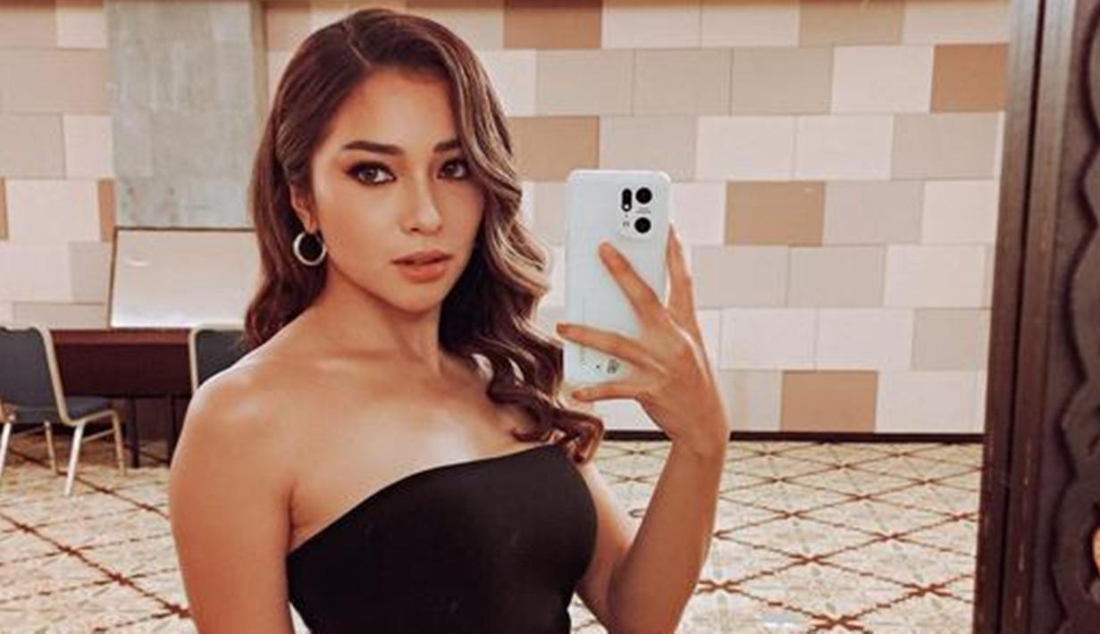 Begini potret Nikita Willly saat mirror selfie, auranya begitu berkelas. Tak hanya itu, ia terlihat menggengam satu handphone berwarna putih. Postingannya itu menjadi perbincangan karena handphone yang ia pakai terlihat berbeda dari artis kebanyakan. Netizen tetap memuji istri Indra Priawan karena berani tampil beda. (Liputan6.com/IG/@nikitawillyofficial94)