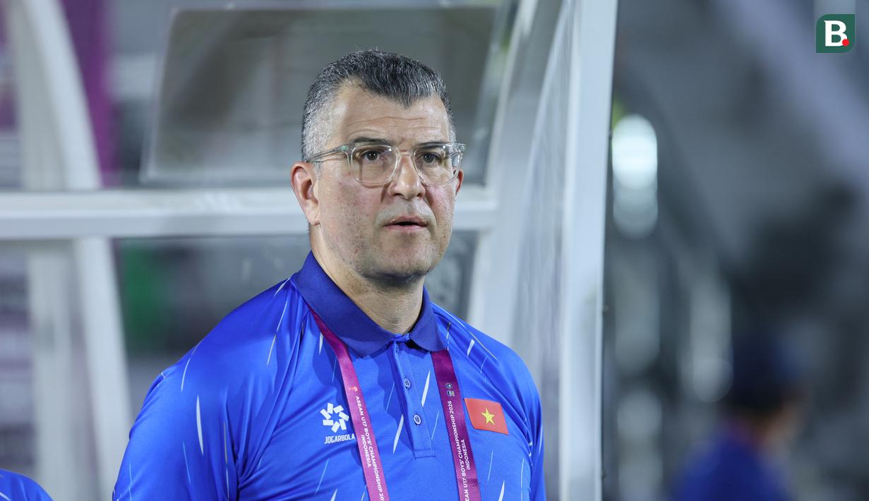 Pelatih Vietnam U-17, Cristiano Rocha Canedo Roland saat laga Grup A Piala AFF U-17 2026 melawan Timnas Indonesia U-17 di Stadion Gelora Delta Sidoarjo, Sidoarjo, Jawa Timur, Minggu (19/04/2026). (Bola.com/M Iqbal Ichsan)