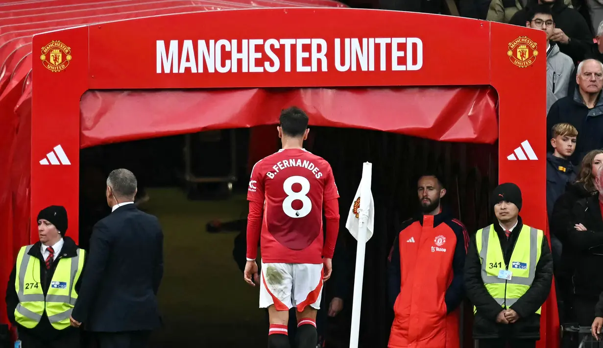 Kartu merah Bruno Fernandes menajdi awal mula kehancuran Manchester United dari Tottenham Hotspur di Liga Inggris. (AFP/Paul Ellis)