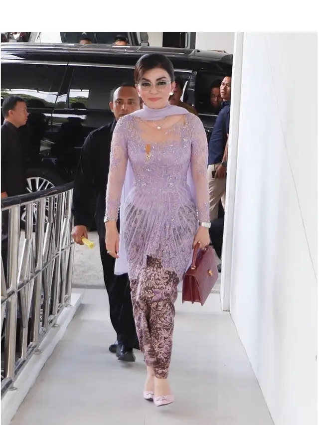 7 Gaya Fashion Tetty Paruntu, Bupati Minahasa yang Dipanggil ke Istana oleh Jokowi