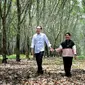 Presiden Joko Widodo dan Iriana menikmati waktu di hutan karet Banyuasin. (dok. Sekretariat Kabinet/https://www.instagram.com/p/BuyXCaKgQi_/Dinny Mutiah)