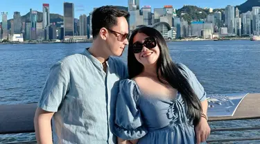 Clarissa Putri membagikan potret bulan madunya yang menyenangkan bersama suami. Sahabat Fadil Jaidi ini memilih Hong Kong sebagai negara tujuannya untuk menghabiskan waktu berdua sebagai pengantin baru. Objek wisata yang tidak dilewatkan oleh Clarissa salah satunya Victoria Harbour. (Liputan6.com/IG/@clarissaputri_)