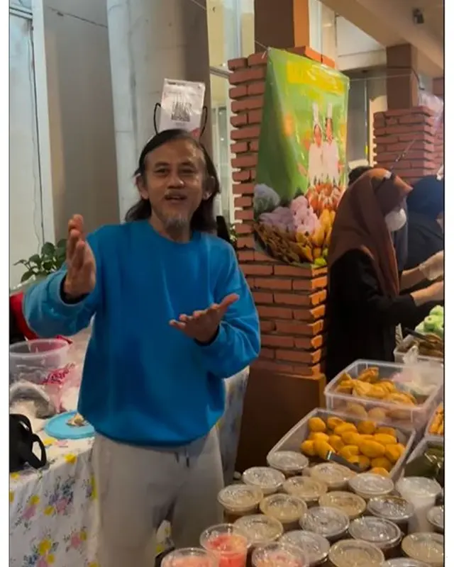 Biar jadi istri artis, Karina Ranau tak malu jualan takjil, omzetnya per hari puluhan juta rupiah