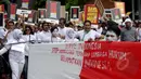Ratusan simpatisan Koalisi Masyarakat Pengawal Konstitusi (Kompak) melakukan aksi ke Istana Negara, Jakarta, Rabu (11/2/2015). Sebuah bendera merah putih dibentangkan dalam aksi teaterikal (Liputan6.com/Faizal Fanani)