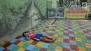 Seorang anak bermain di ruang publik terbuka ramah anak (RPTRA) Terminal Kampung Rambutan, Jakarta, Senin (27/5/2019). Menyambut arus mudik Lebaran 2019, RPTRA mini ini diharapkan bisa memberi hiburan bagi anak-anak yang hendak menunggu keberangkatan. (Liputan6.com/Herman Zakharia)