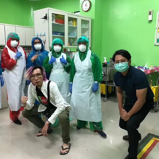 6 Potret Tirta Hudhi, Dokter Nyentrik yang Beri Bantuan Perangi Covid-19