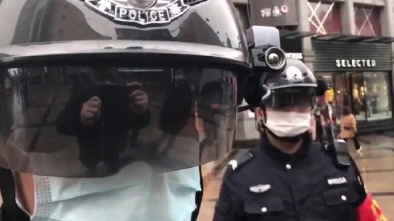Deteksi Penderita Virus Corona, Polisi Tiongkok Pakai Helm Canggih Bak Robocop