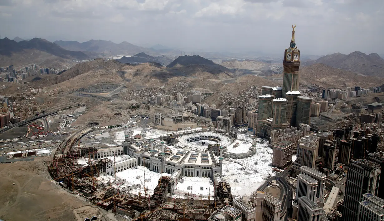 Pemandangan Masjidil Haram dengan Menara Abraj Al-Bait terlihat dari helikopter saat umat muslim melaksanakan ibadah haji di Makkah, Arab Saudi, Senin (12/8/2019). Di tempat paling suci bagi umat muslim ini terdapat Kakbah yang menjadi kiblat bagi umat muslim seluruh dunia. (AP Photo/Amr Nabil)