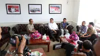 Evan Dimas Darmono saat bertemu Menpora Imam Nahrowi di Kantor Menpora, Jakarta, Kamis (19/5/2016. (Bola.com/Nicklas Hanoatubun)