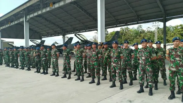 Personel Lanud Roesmin Nurjadin Pekanbaru yang ditugaskan memperkuat kedaulatan Indonesia di Laut Natuna.