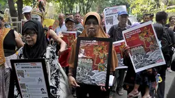 Di depan Rumah Transisi, massa menagih janji Jokowi menuntaskan kasus pelanggaran HAM berat, Jakarta, Kamis (28/4/14). (Liputan6.com/Miftahul Hayat) 